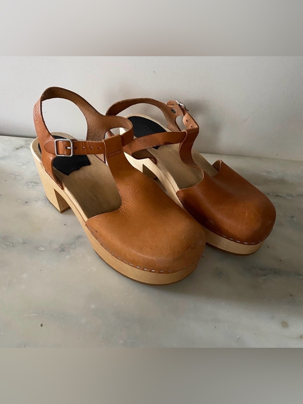 Swedish Hasbeens tan leather mary jane clogs - Picture 2 of 8